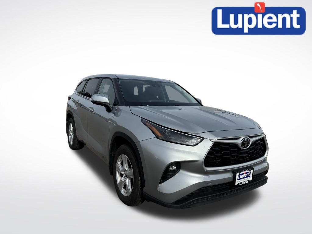 Used 2024 Toyota Highlander LE image 1