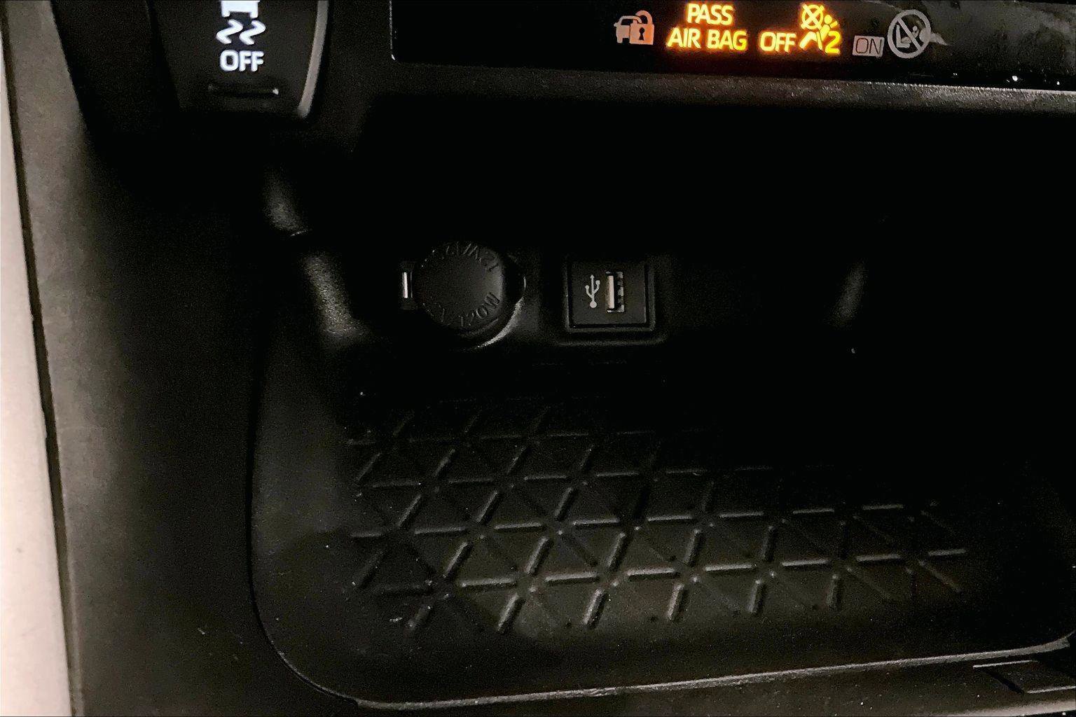 Used 2023 Toyota RAV4 XLE image 31