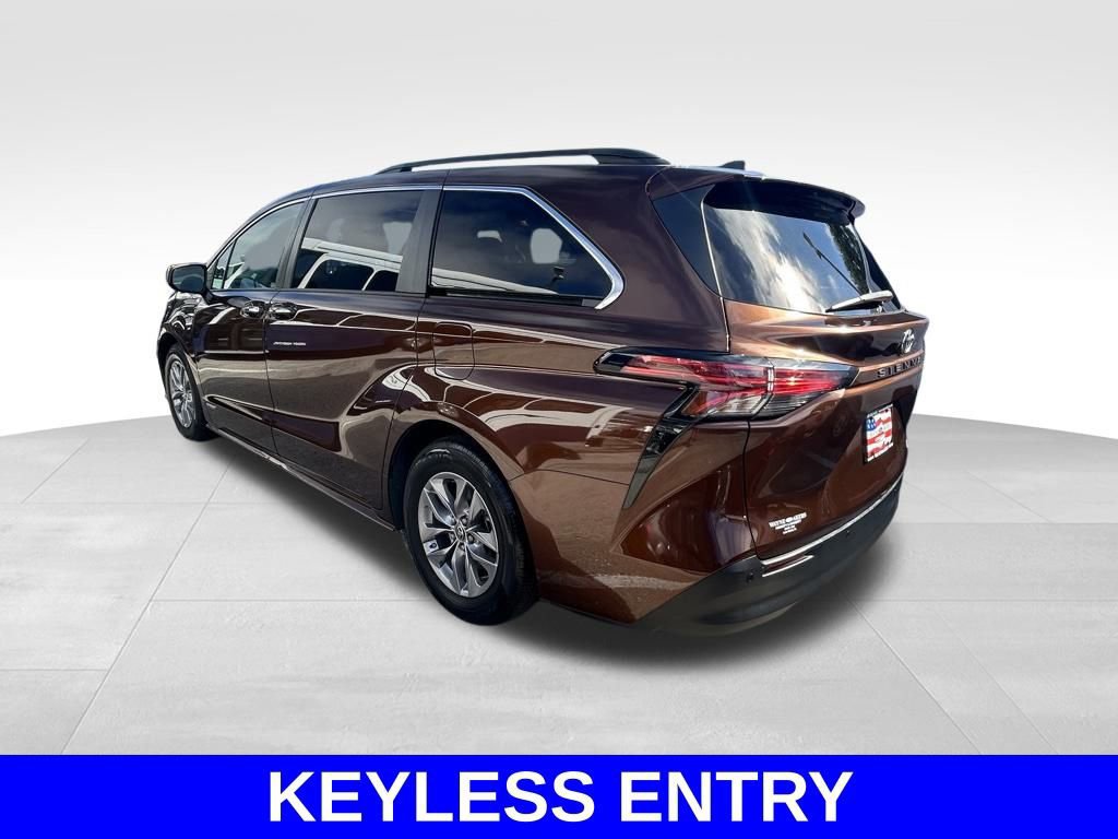 Used 2021 Toyota Sienna XLE image 5