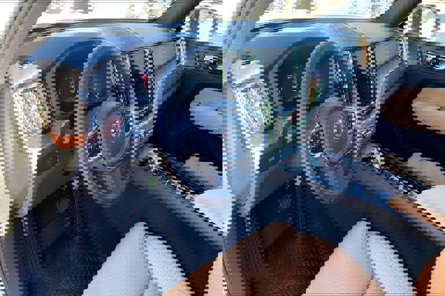 Used 2024 Volvo XC60 B5 Ultimate image 17