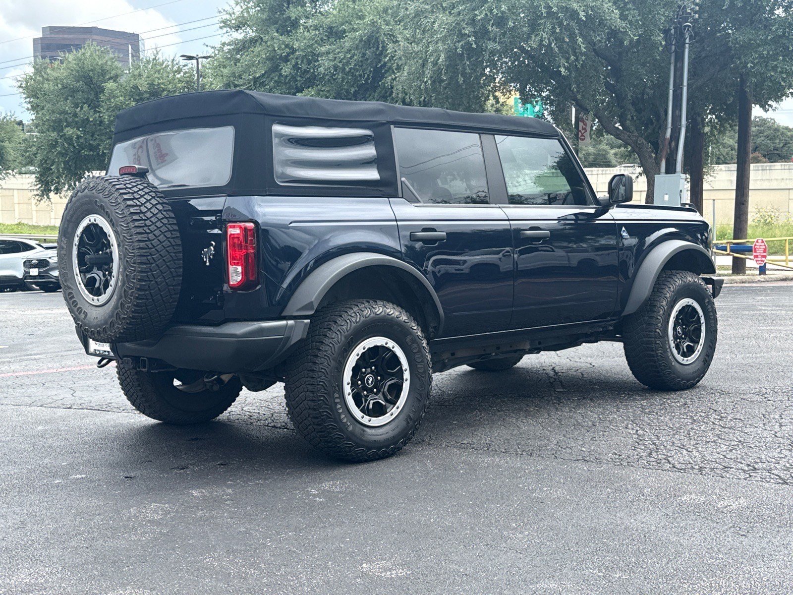 Certified 2021 Ford Bronco Black Diamond w/ Sasquatch Package AWD/4WD image 6