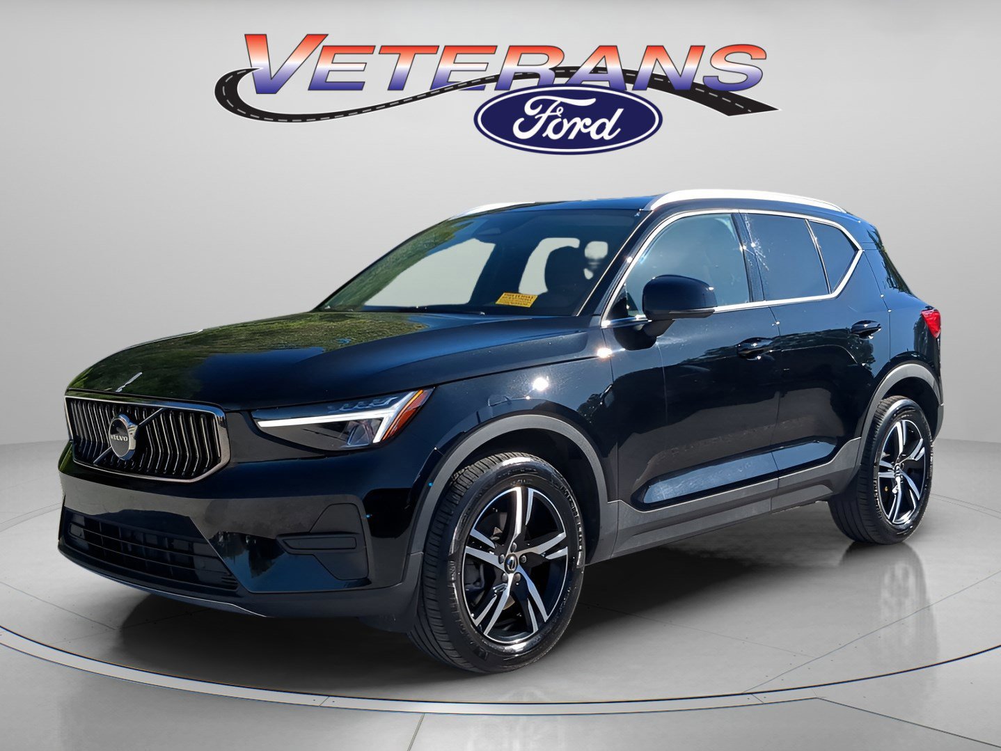 Used 2025 Volvo XC40 B5 Core image 1