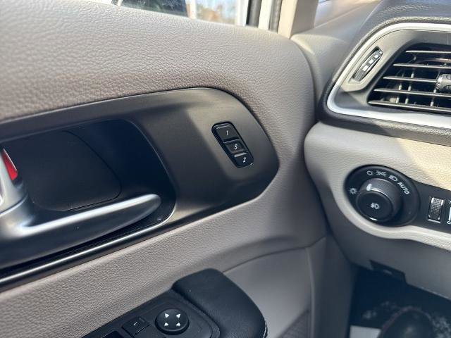 Used 2024 Chrysler Pacifica Touring-L image 12