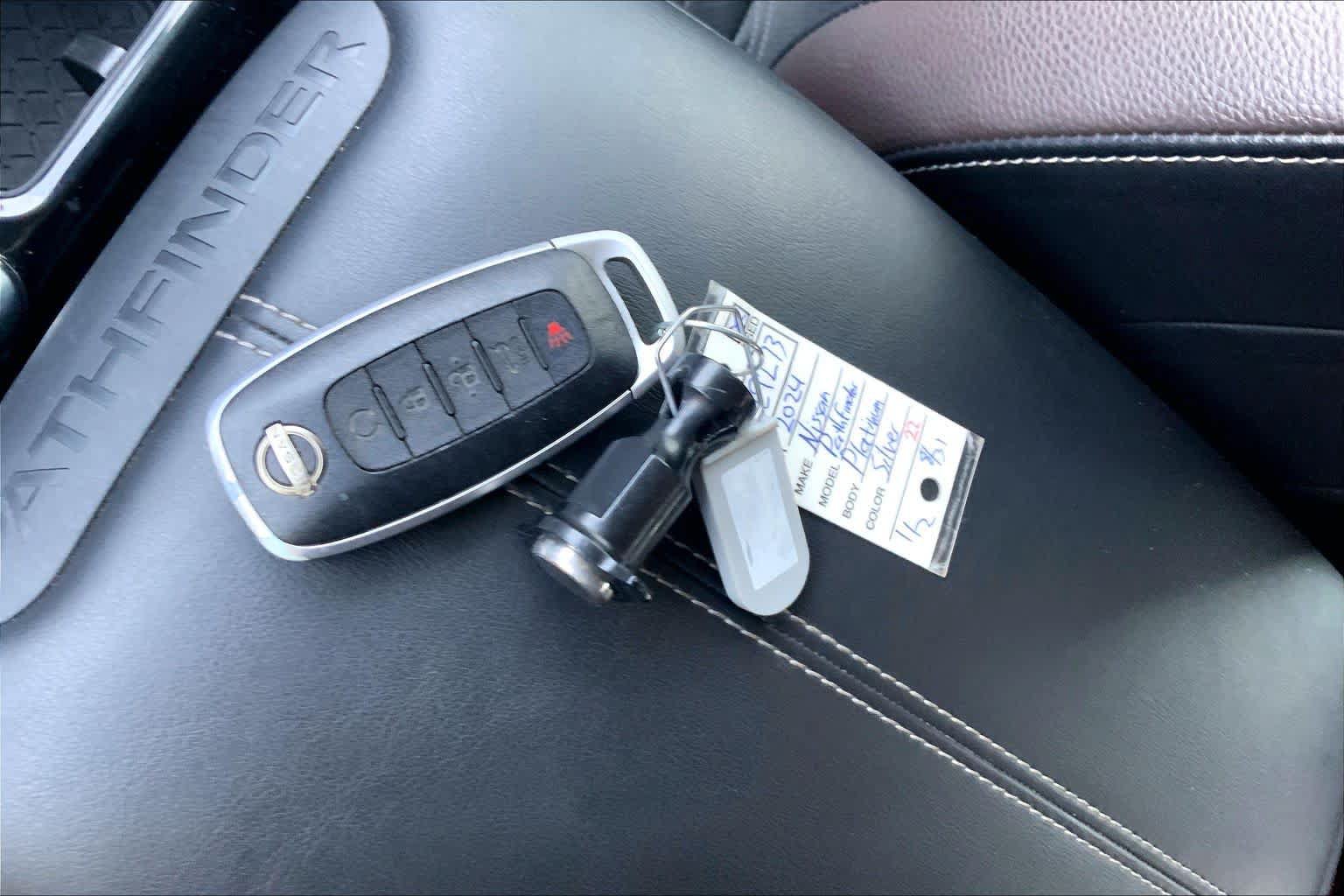 Used 2024 Nissan Pathfinder Platinum FWD image 14
