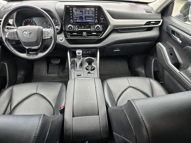 Used 2021 Toyota Highlander XLE FWD image 16