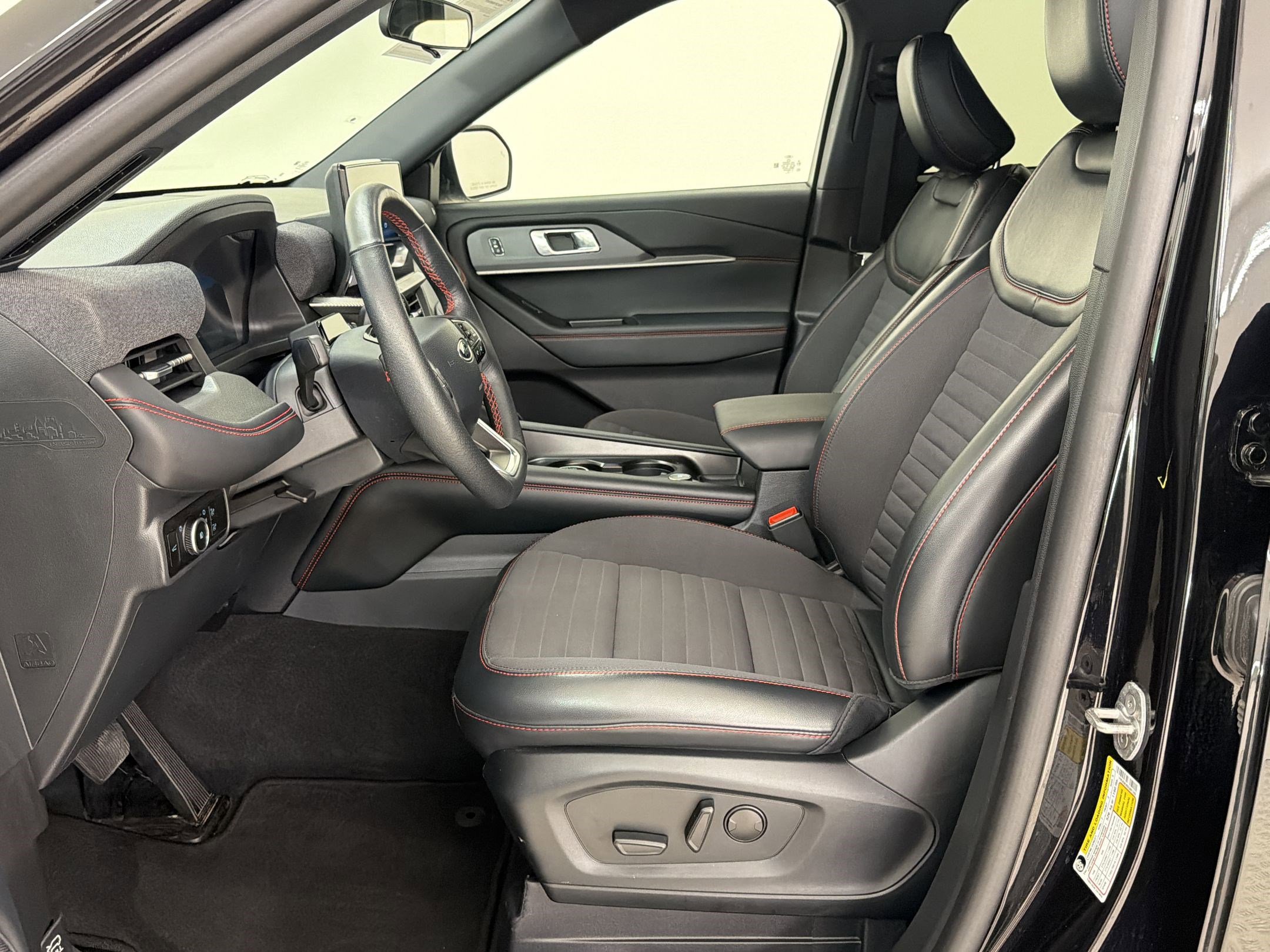 Certified 2025 Ford Explorer ST-Line w/ ST-Line Street Pack AWD/4WD image 5