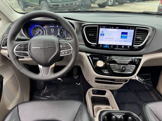 Used 2024 Chrysler Pacifica Touring-L image 11