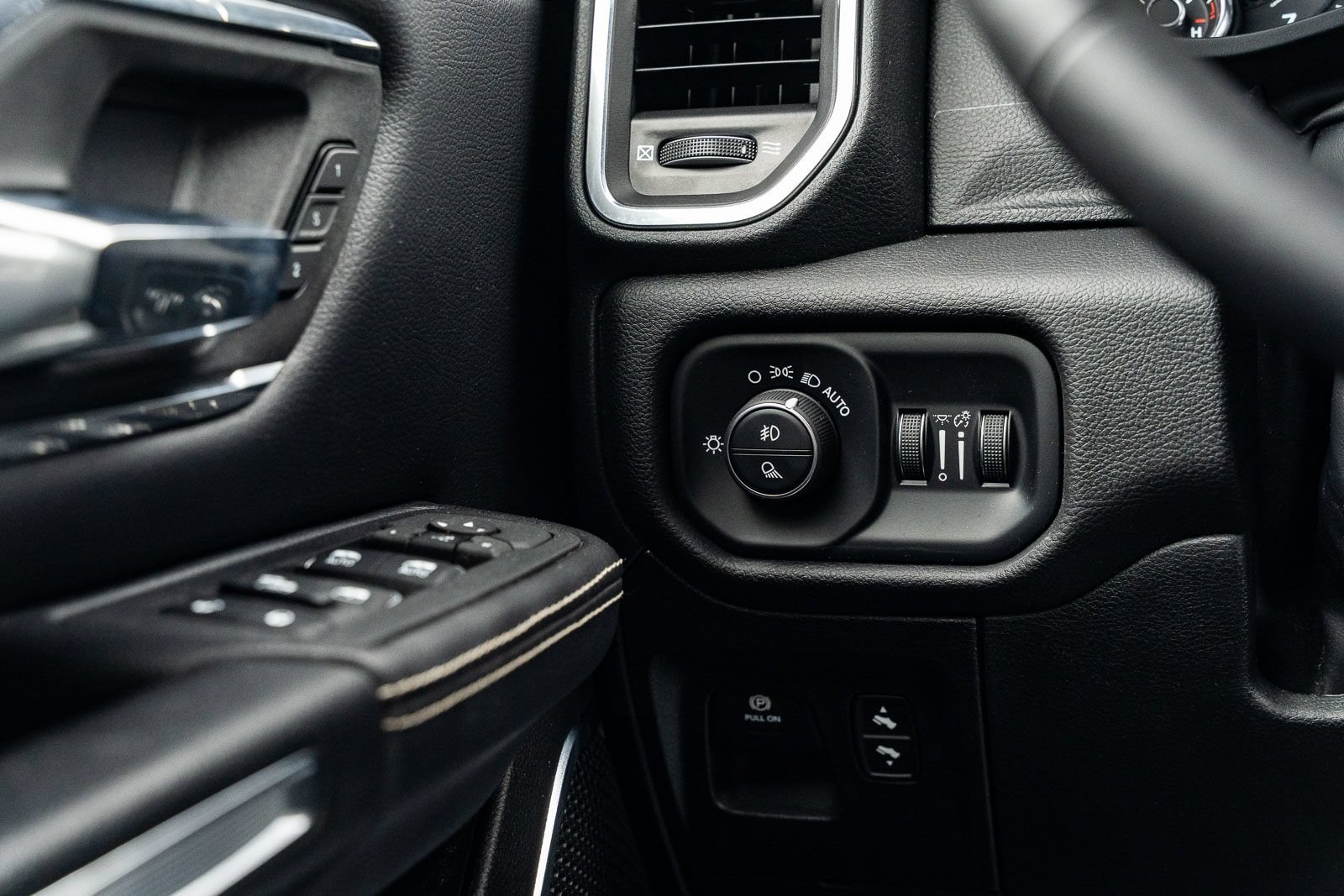 Used 2025 RAM 1500 Laramie AWD/4WD image 27