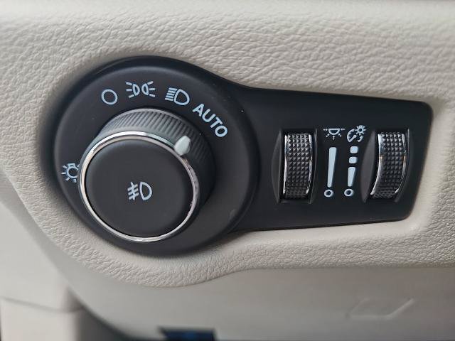 Used 2024 Chrysler Pacifica Touring-L FWD image 24