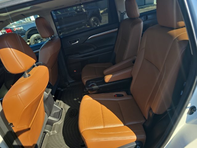 Used 2017 Toyota Highlander Limited AWD/4WD image 22