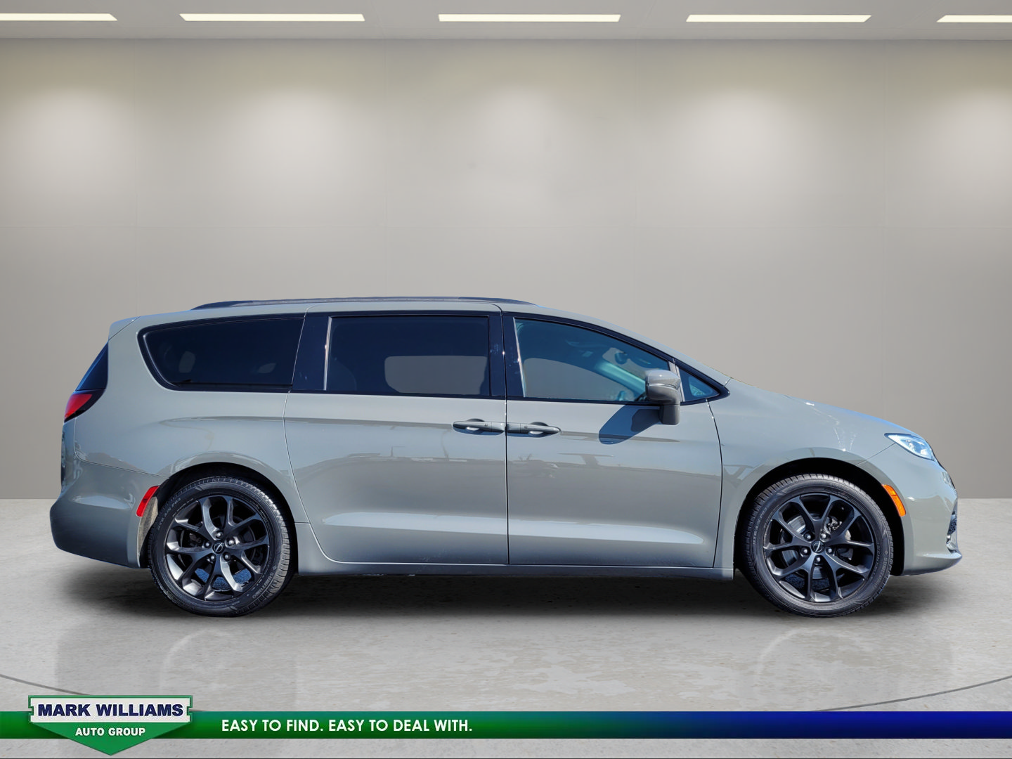 Used 2021 Chrysler Pacifica Touring w/ S Appearance Package FWD image 2
