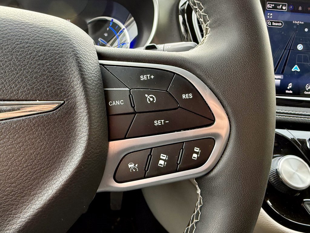 Used 2024 Chrysler Pacifica Select image 21