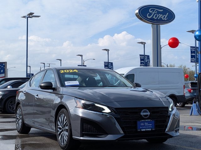 Used 2024 Nissan Altima 2.5 SV FWD image 2