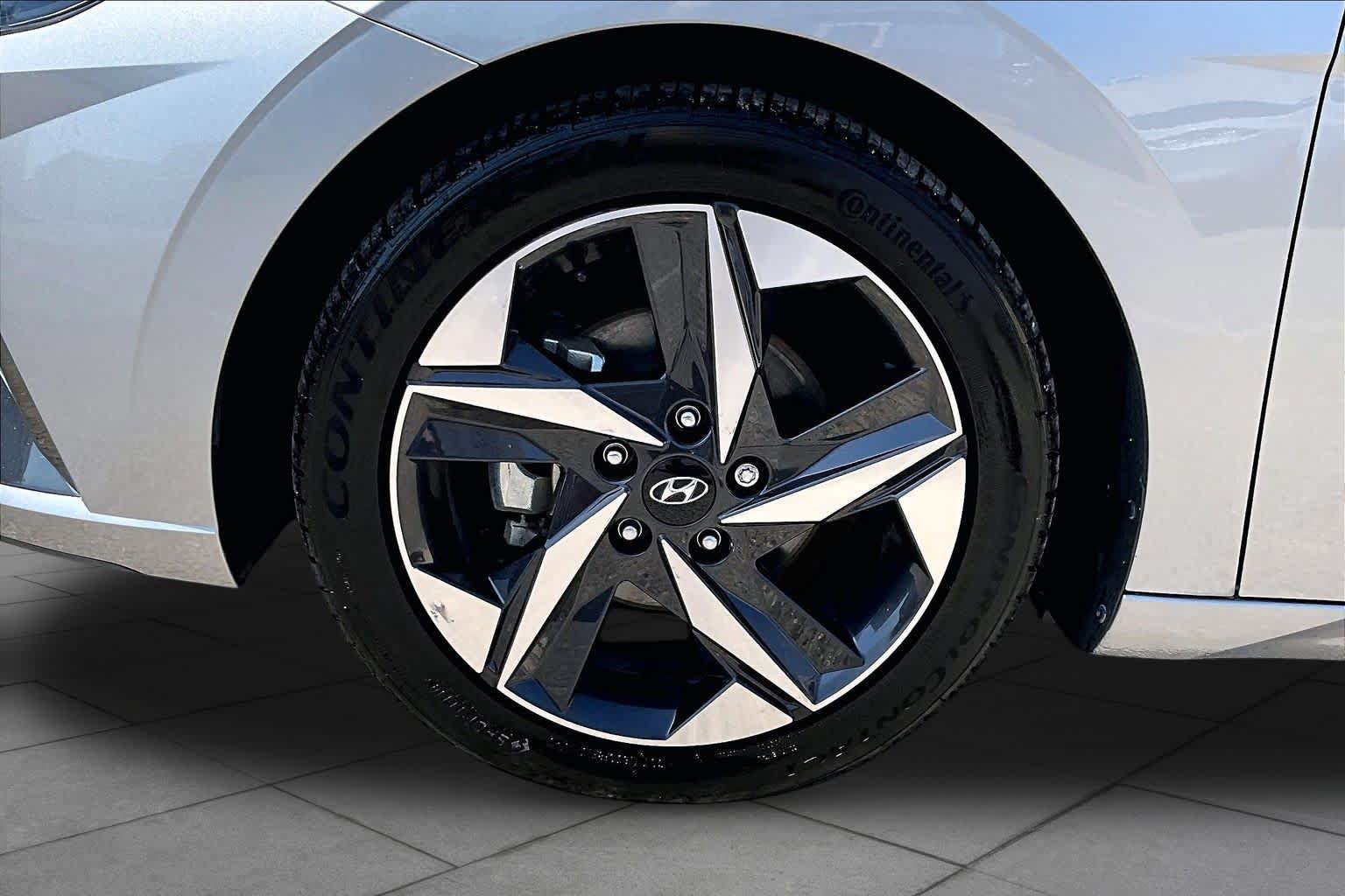 Used 2022 Hyundai Elantra SEL w/ Convenience + Premium Package FWD image 11