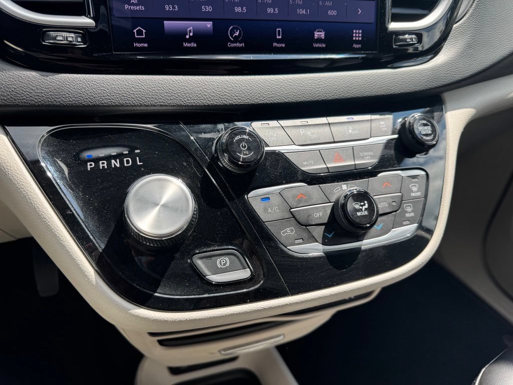 Used 2023 Chrysler Pacifica Touring-L FWD image 12