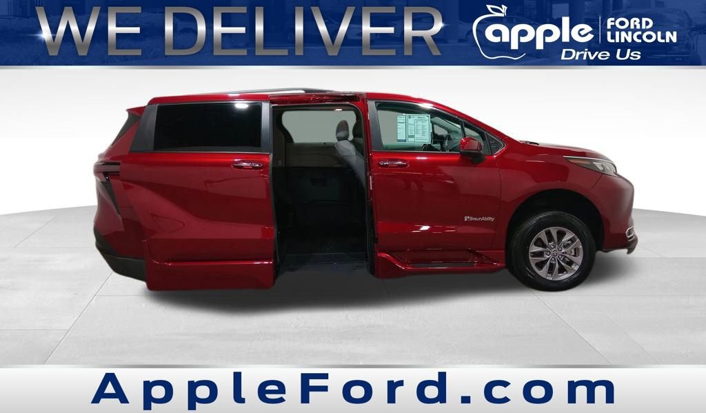 Used 2024 Toyota Sienna XLE w/ XLE Plus Package image 8