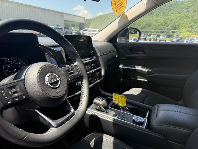 Used 2025 Nissan Pathfinder SV AWD/4WD image 4