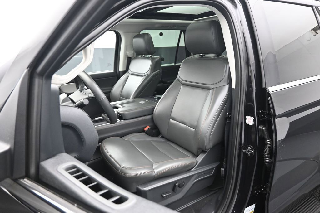 Certified 2025 Ford Expedition Active AWD/4WD image 9