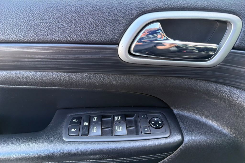 Used 2019 Jeep Grand Cherokee Altitude AWD/4WD image 7