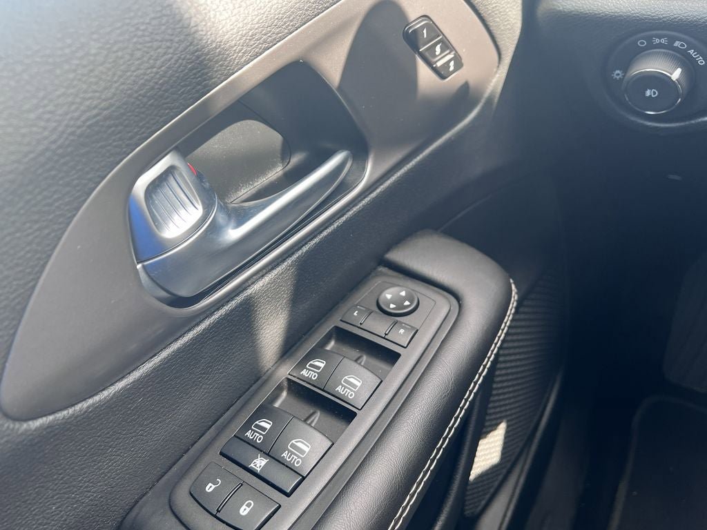 Used 2026 Chrysler Pacifica Select FWD image 30