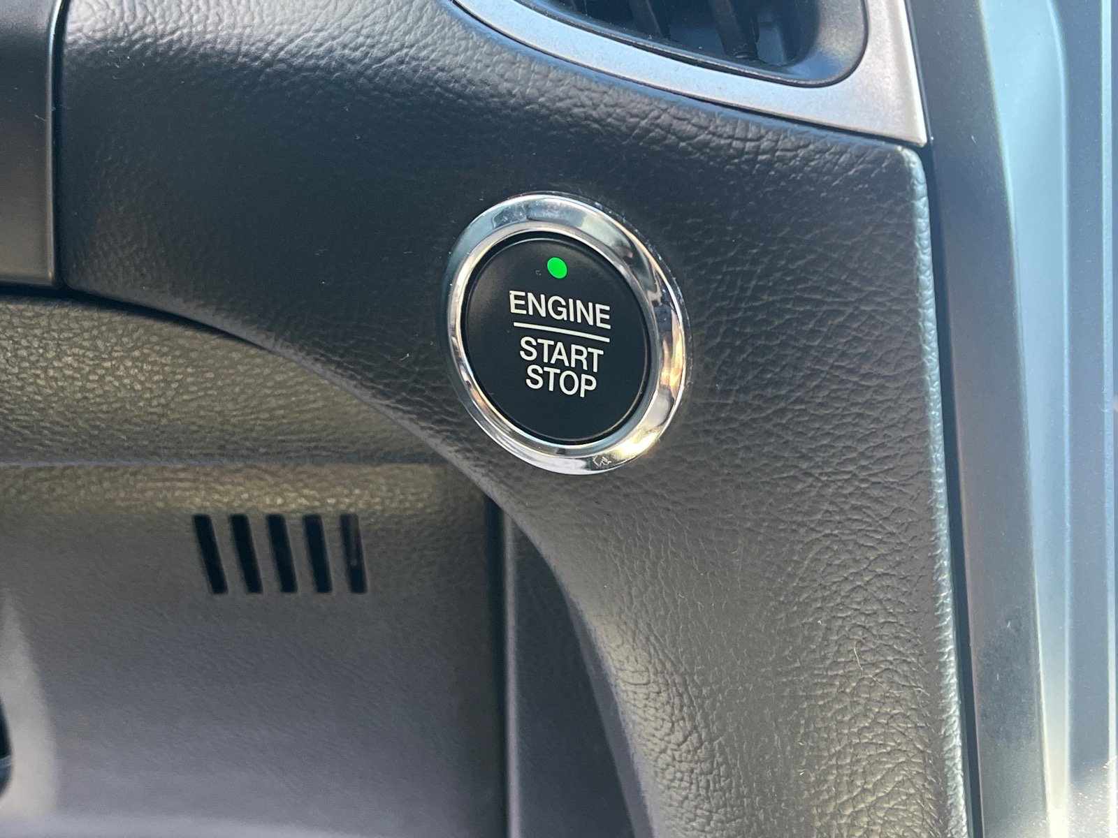 Certified 2024 Ford Edge SE w/ Black Appearance Package image 9