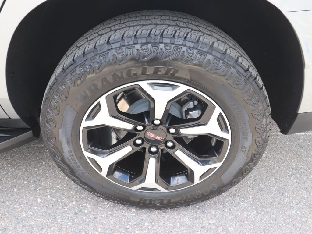Used 2025 GMC Yukon AT4 AWD/4WD image 26