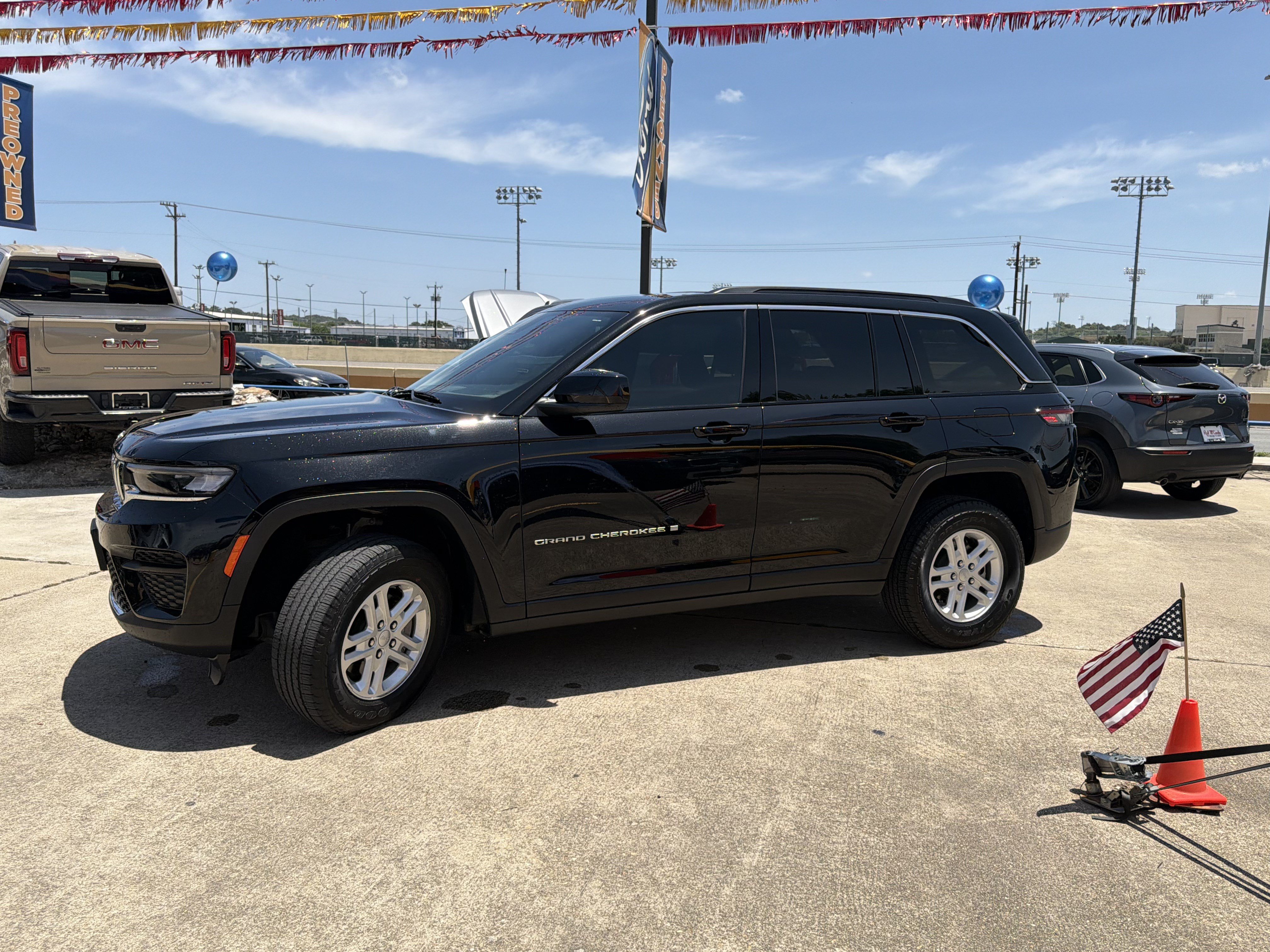 Used 2025 Jeep Grand Cherokee Laredo RWD image 10
