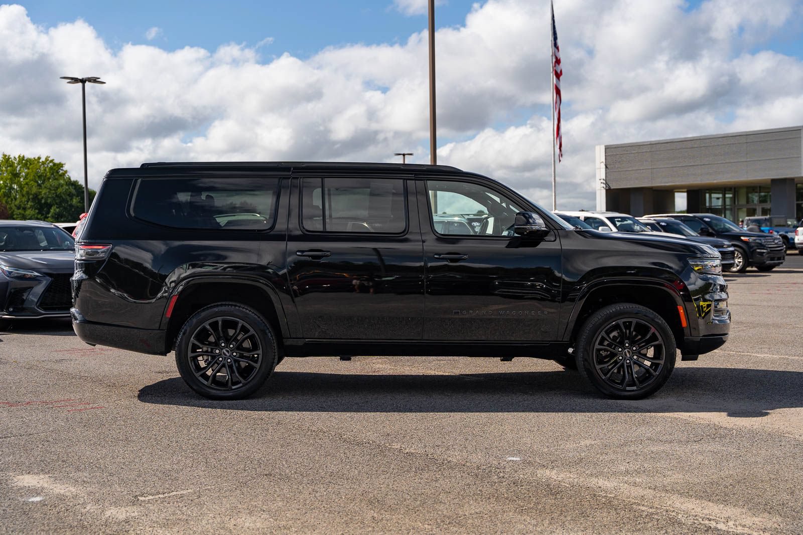 Used 2024 Jeep Grand Wagoneer L Series II w/ Quick Order Packagew 28T AWD/4WD image 8