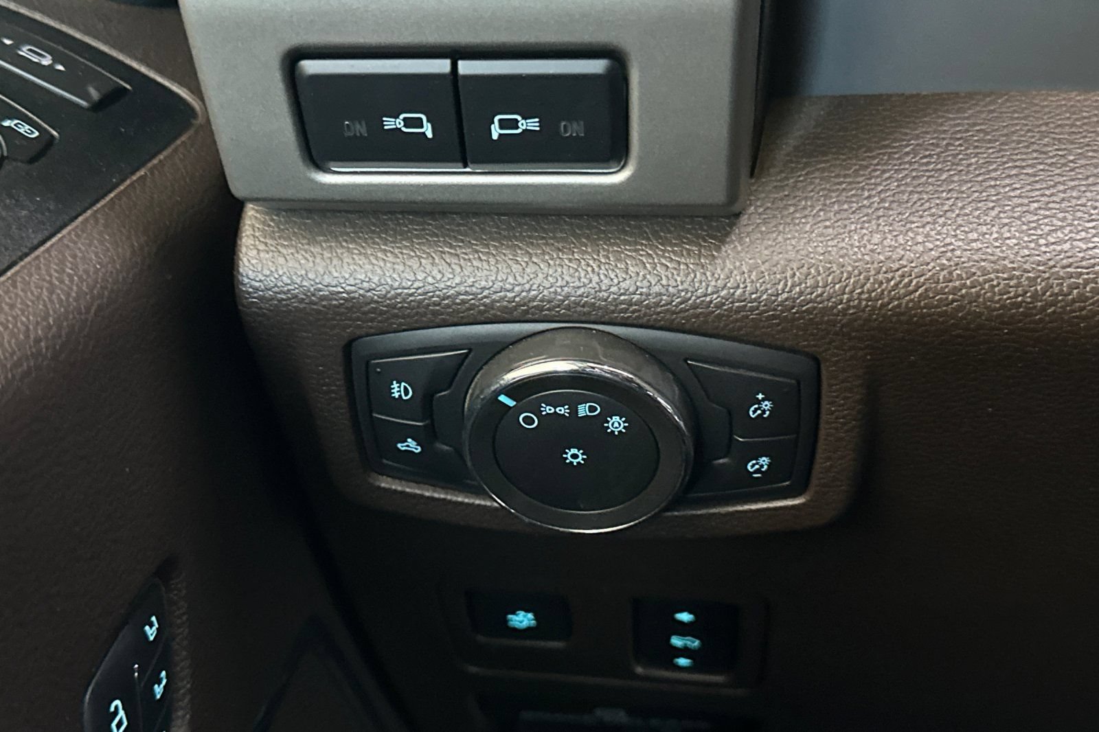 Certified 2022 Ford F350 King Ranch w/ King Ranch Ultimate Package AWD/4WD image 29