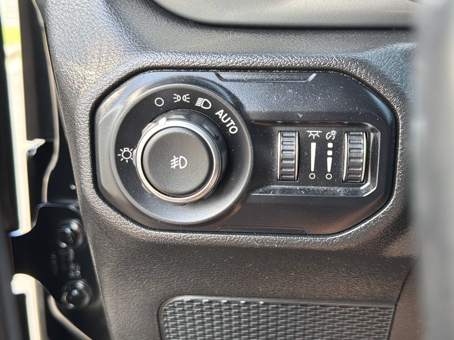 Used 2022 Jeep Wrangler Unlimited Sahara AWD/4WD image 14