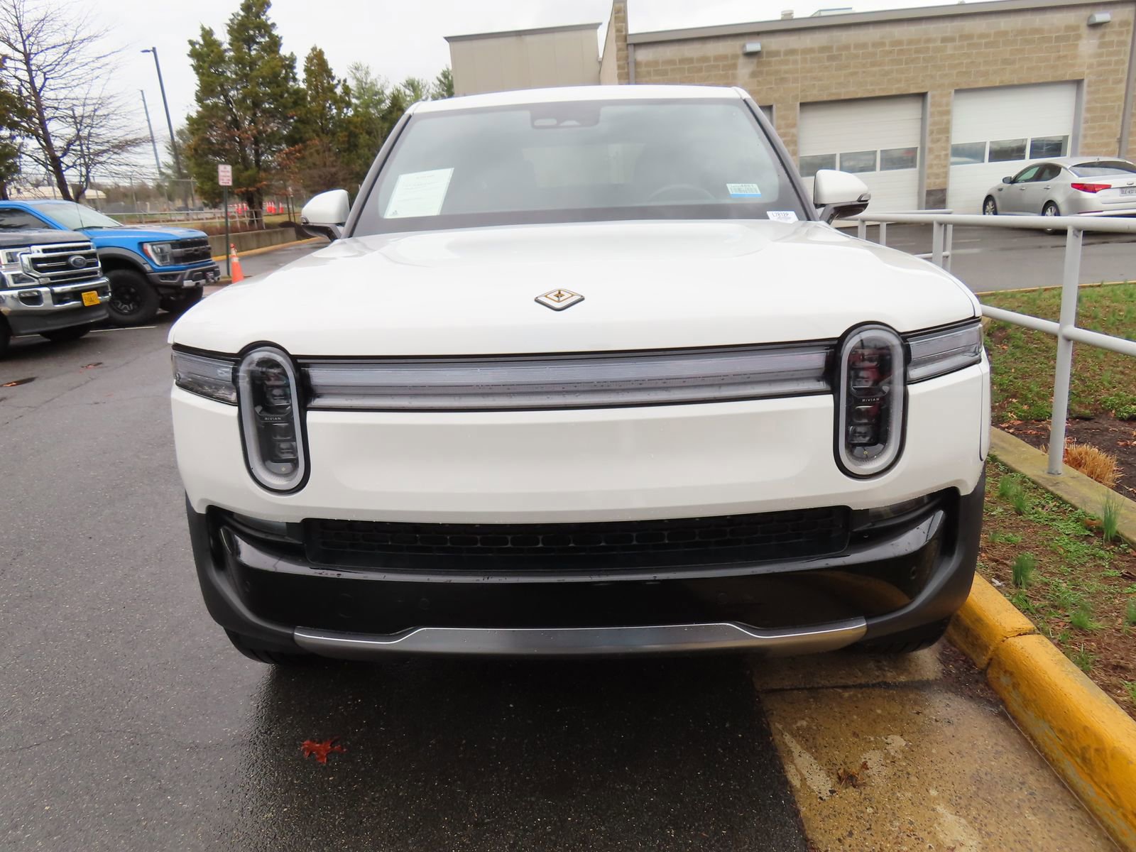 Used 2025 Rivian R1T Adventure image 8