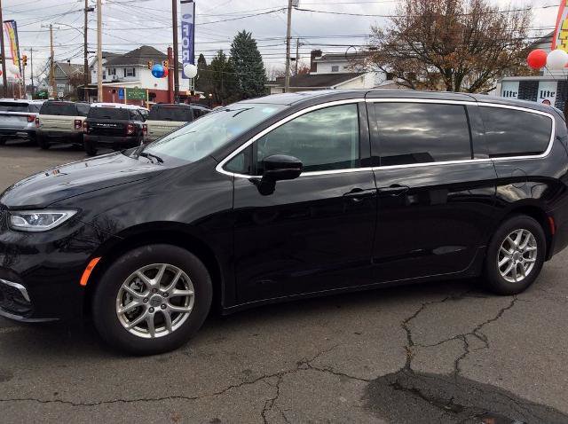 Used 2024 Chrysler Pacifica Touring-L image 6