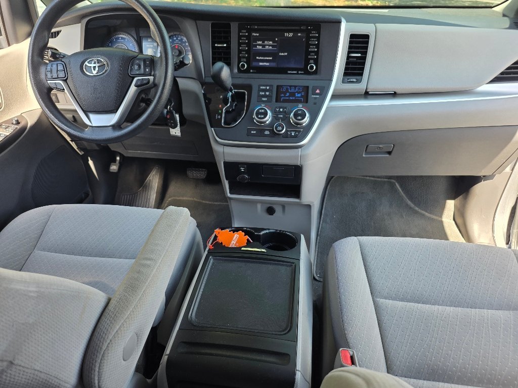 Used 2020 Toyota Sienna LE FWD image 2
