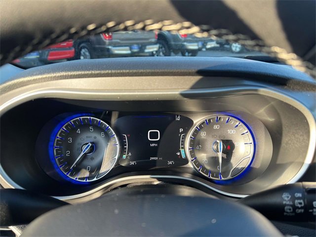 Used 2023 Chrysler Pacifica Touring-L image 15