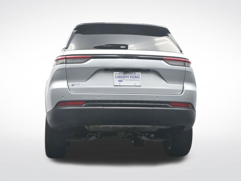 Used 2024 Jeep Grand Cherokee Altitude RWD image 47