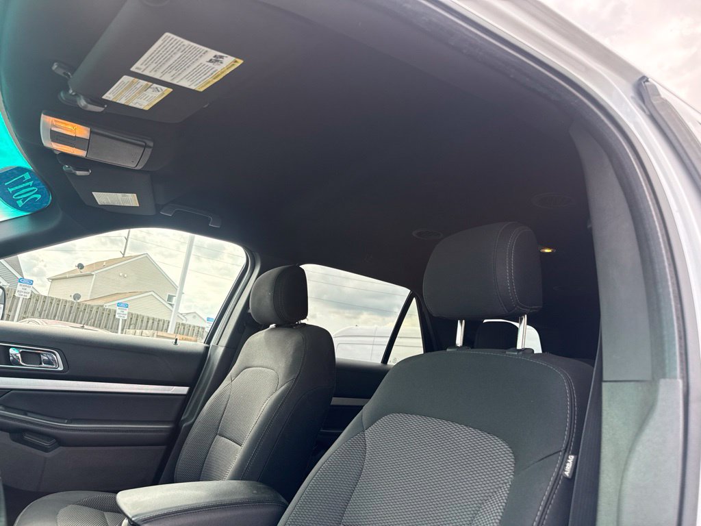 Certified 2017 Ford Explorer XLT FWD image 4