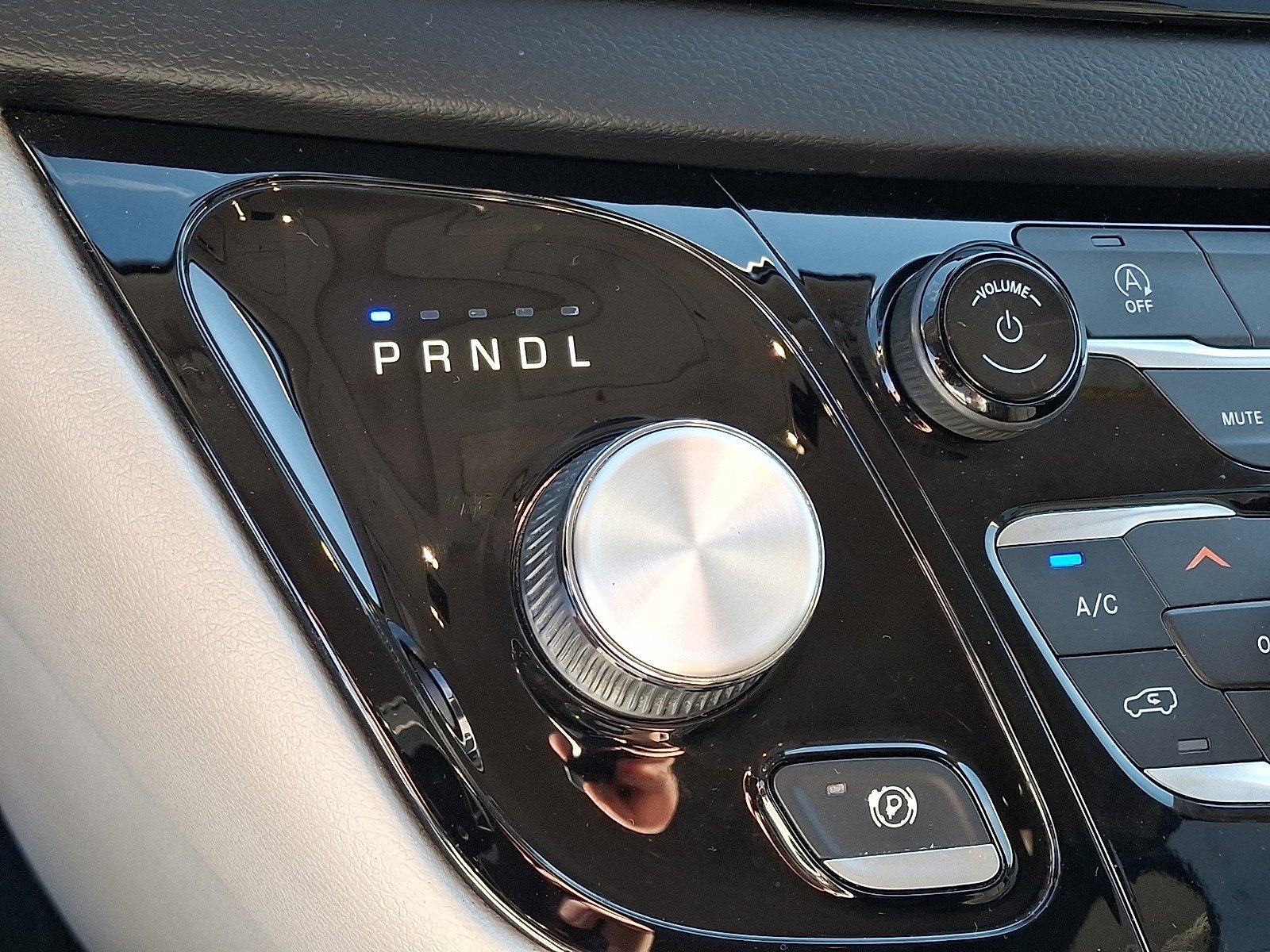 Used 2022 Chrysler Voyager LX image 13