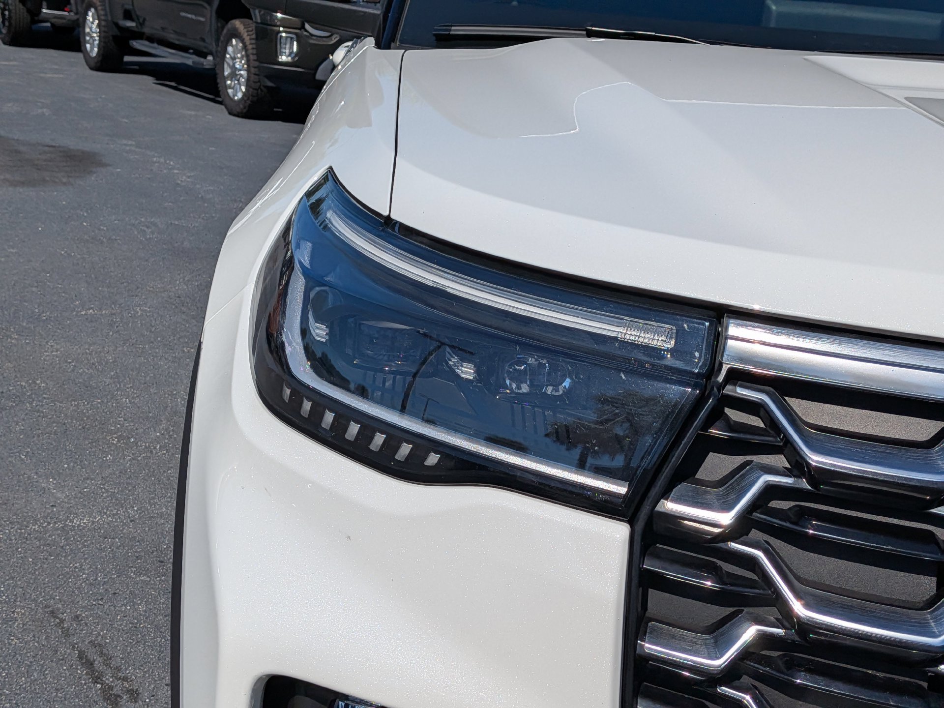 Certified 2025 Ford Explorer Platinum AWD/4WD image 11