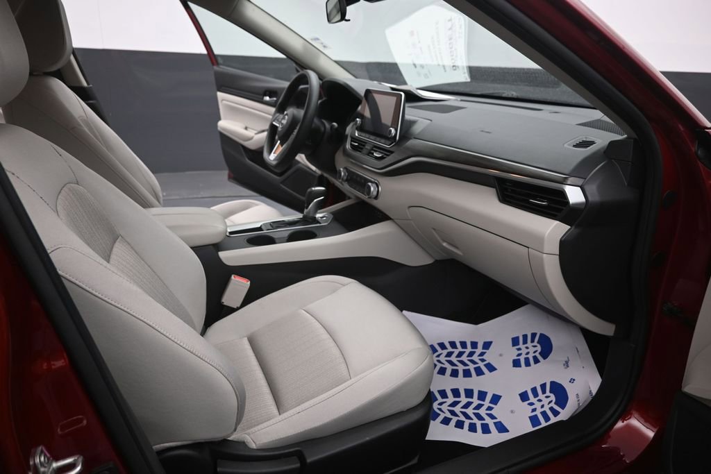 Used 2025 Nissan Altima 2.5 SV FWD image 16