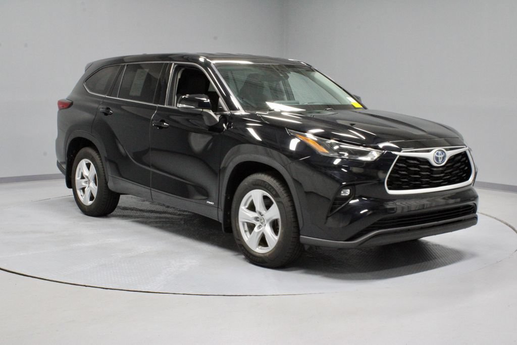 Used 2022 Toyota Highlander LE AWD/4WD image 1
