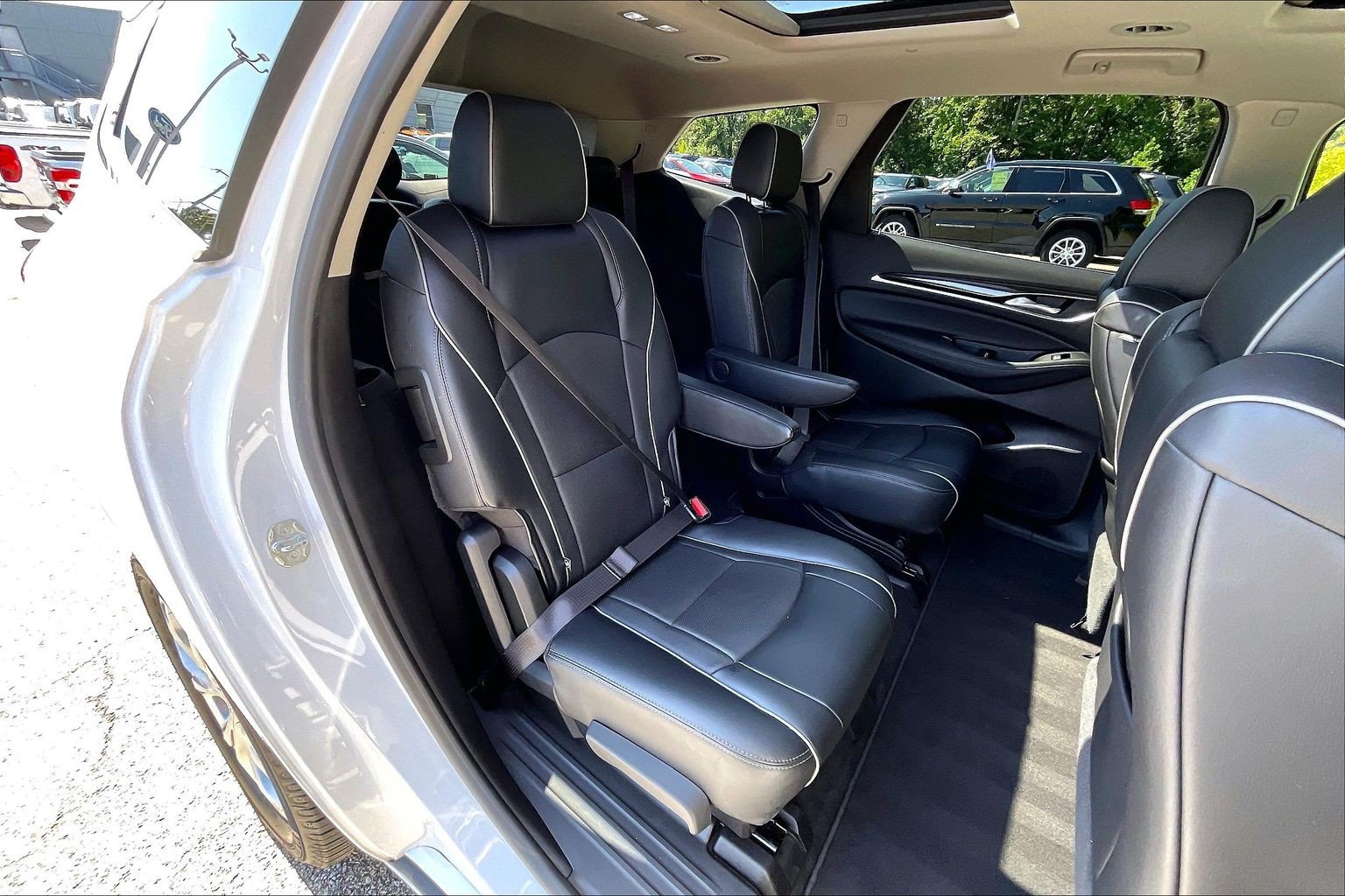 Used 2020 Buick Enclave Avenir w/ Avenir Technology Package AWD/4WD image 27