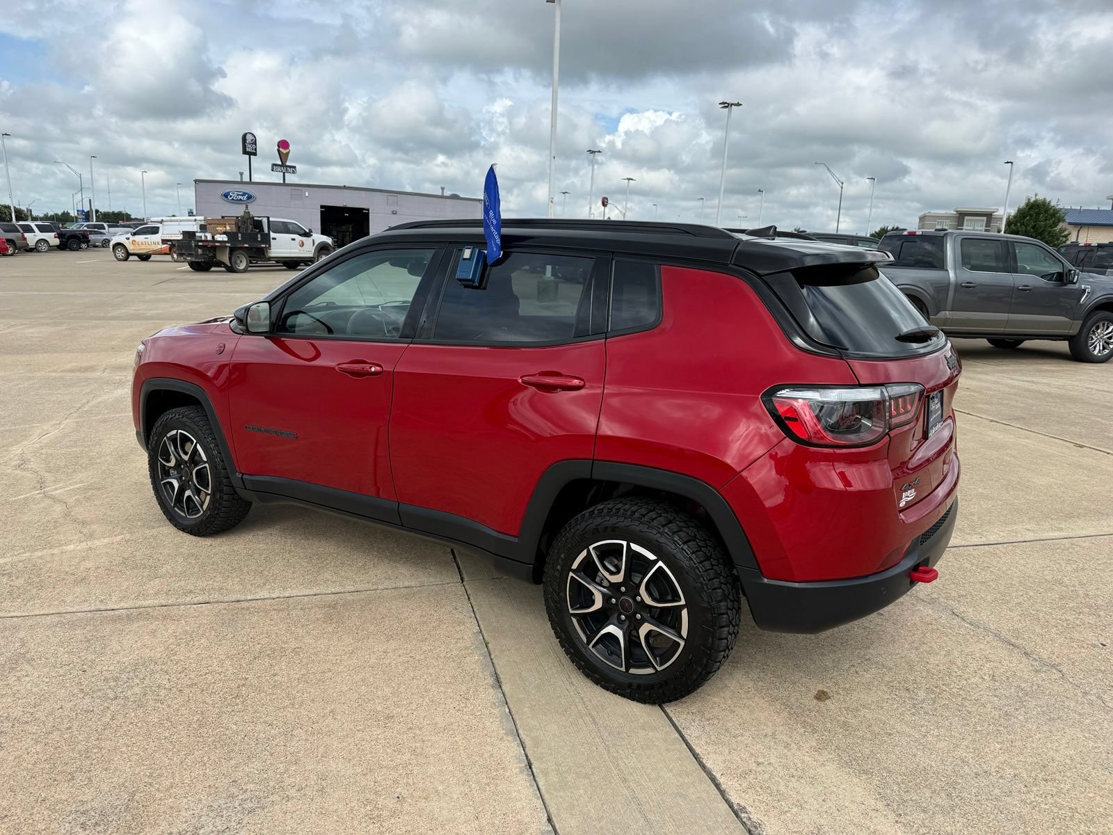 Used 2025 Jeep Compass Trailhawk AWD/4WD image 7