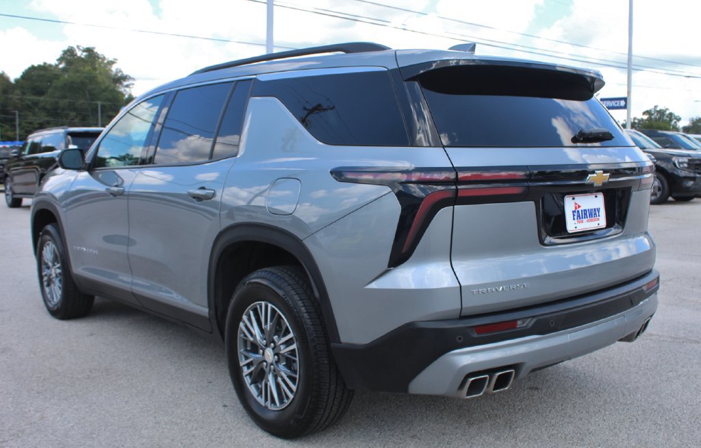 Used 2025 Chevrolet Traverse LT FWD image 7