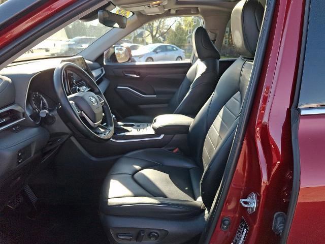 Used 2022 Toyota Highlander XLE AWD/4WD image 13