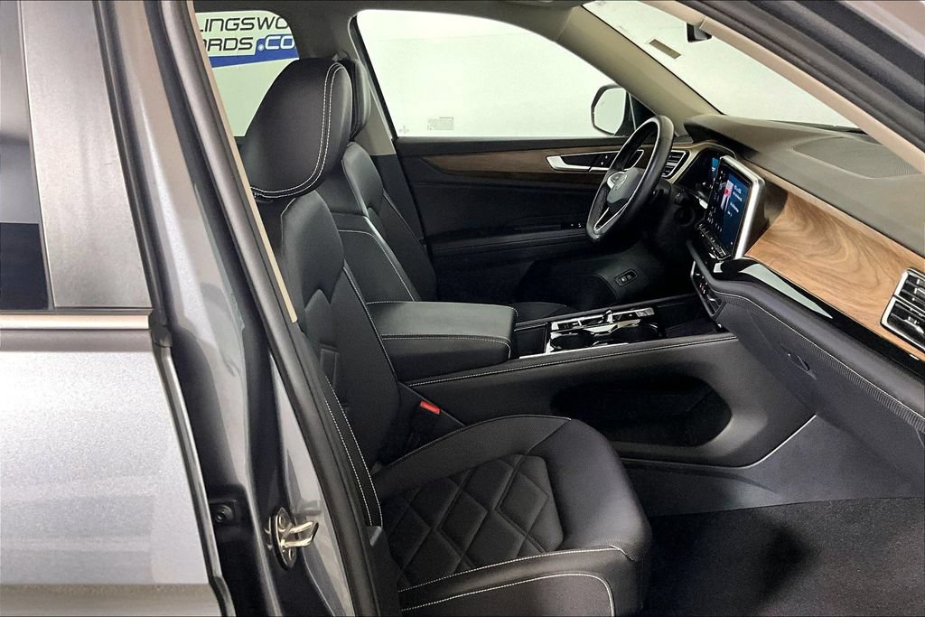 Used 2025 Volkswagen Atlas SE FWD image 6