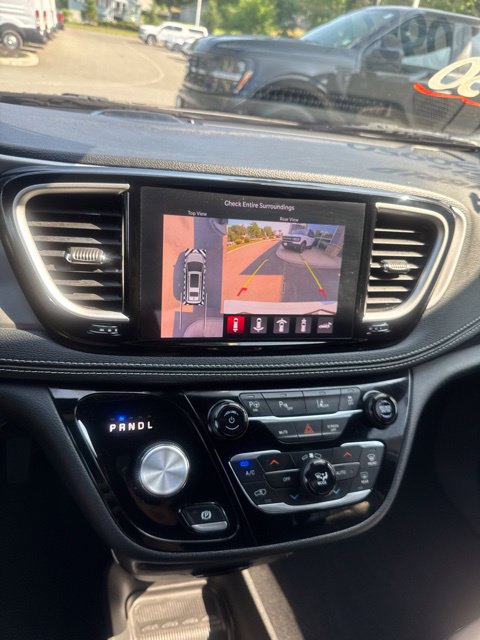 Used 2024 Chrysler Pacifica Limited FWD image 32
