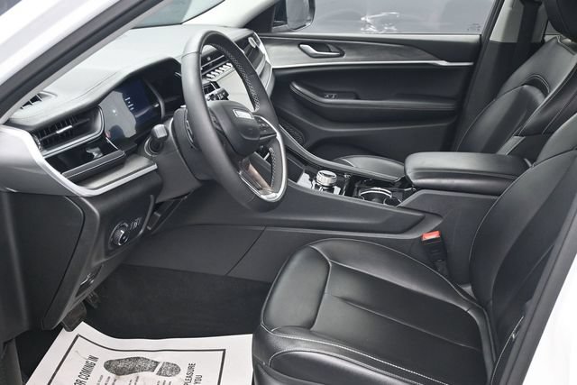 Used 2023 Jeep Grand Cherokee Limited w/ Black Appearance Package AWD/4WD image 6