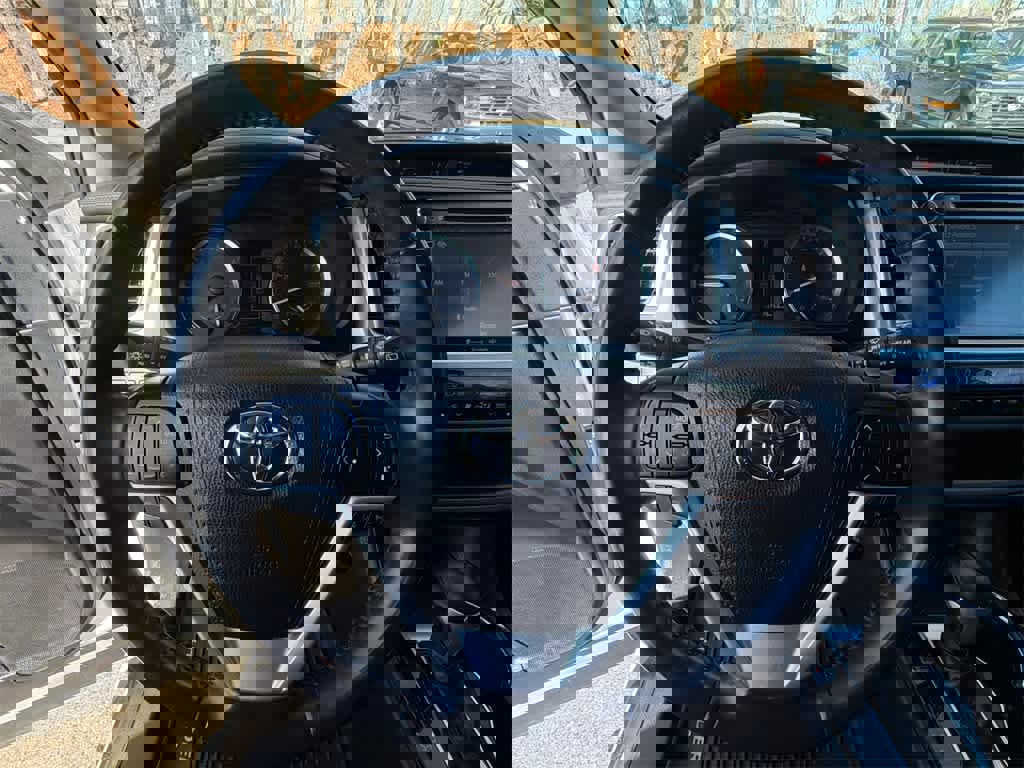 Used 2019 Toyota Highlander XLE w/ Carpet Mat Package (TMS) image 24