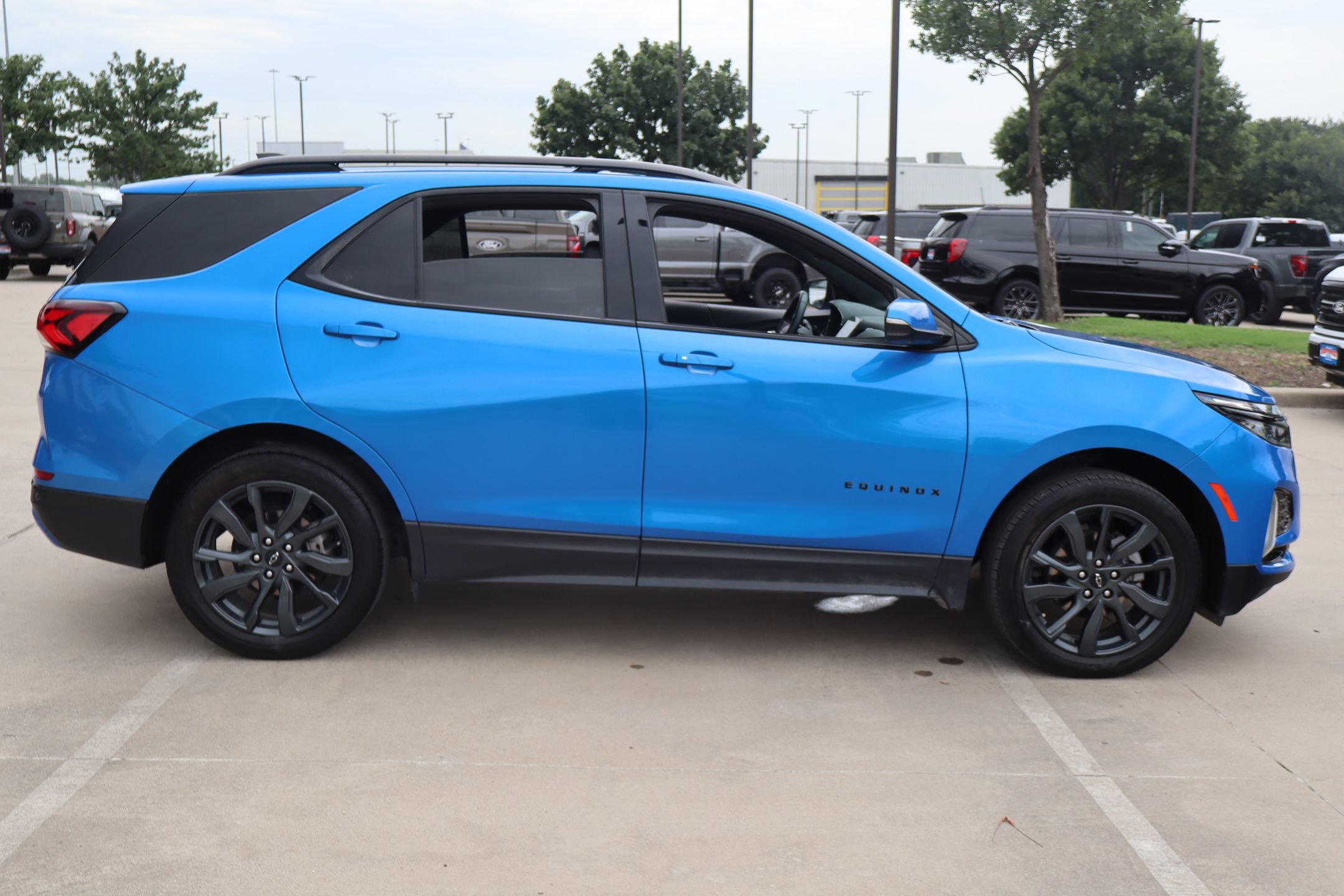 Used 2024 Chevrolet Equinox RS AWD/4WD image 2