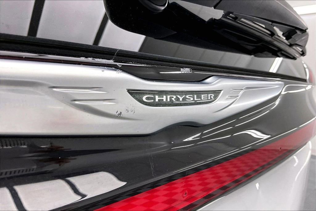 Used 2023 Chrysler Pacifica Touring-L image 10